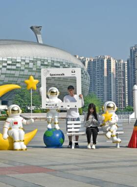 太空人太空人玻璃纤维雕塑航天模型网红打卡商场美陈户外景观大摆