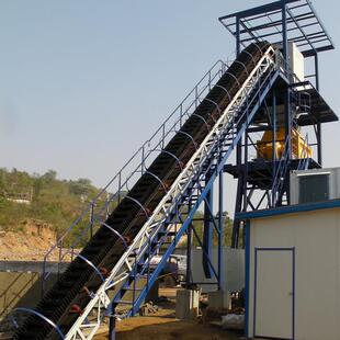 大倾角皮带输送机爬坡式 上料传送机裙边挡板散料机