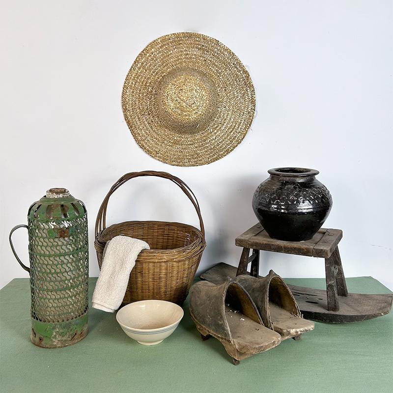 民俗老物件七十年代陶罐插秧凳秧马竹筐草帽农具影视道具装饰摆件