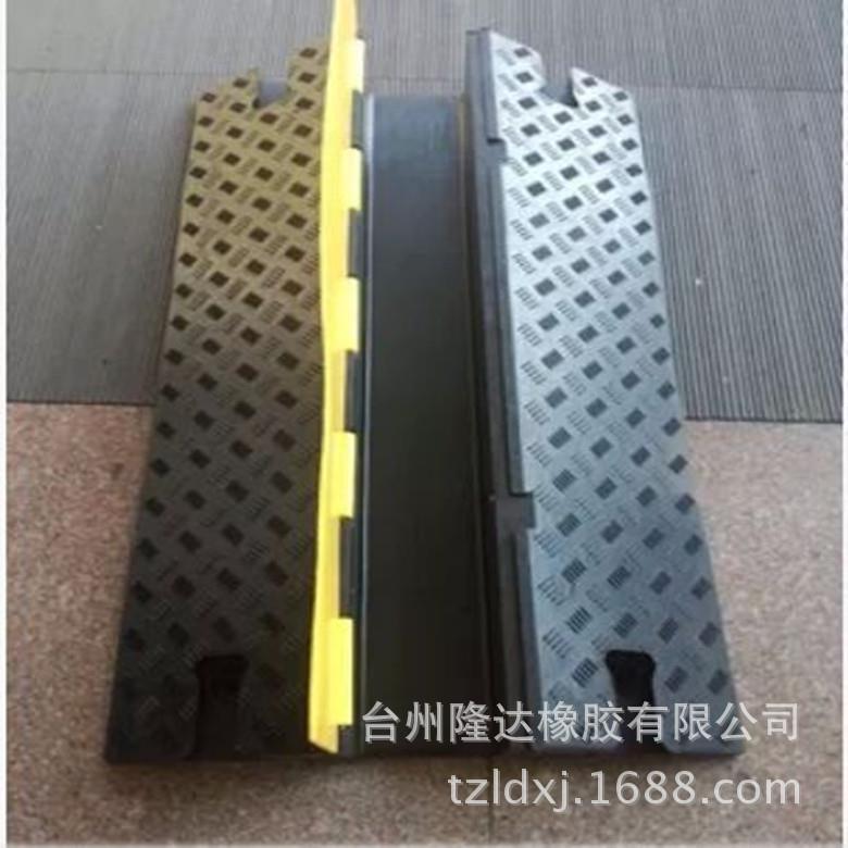 PVC五G线槽减速带胶线槽舞台铺板橡串线板减速线板过槽线厂家