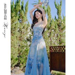 许知意海边出片穿搭蓝色吊带洋装女夏日绝美长版小裙子度假长裙
