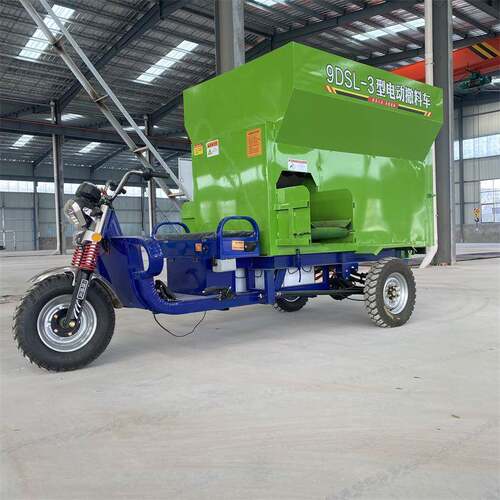 2025新款电动牛羊草料自动喂料车全自动小型三轮行撒料机