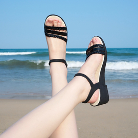 2024年夏季凉鞋女防水时装，一字带坡跟，旅游海边沙滩水晶果冻鞋