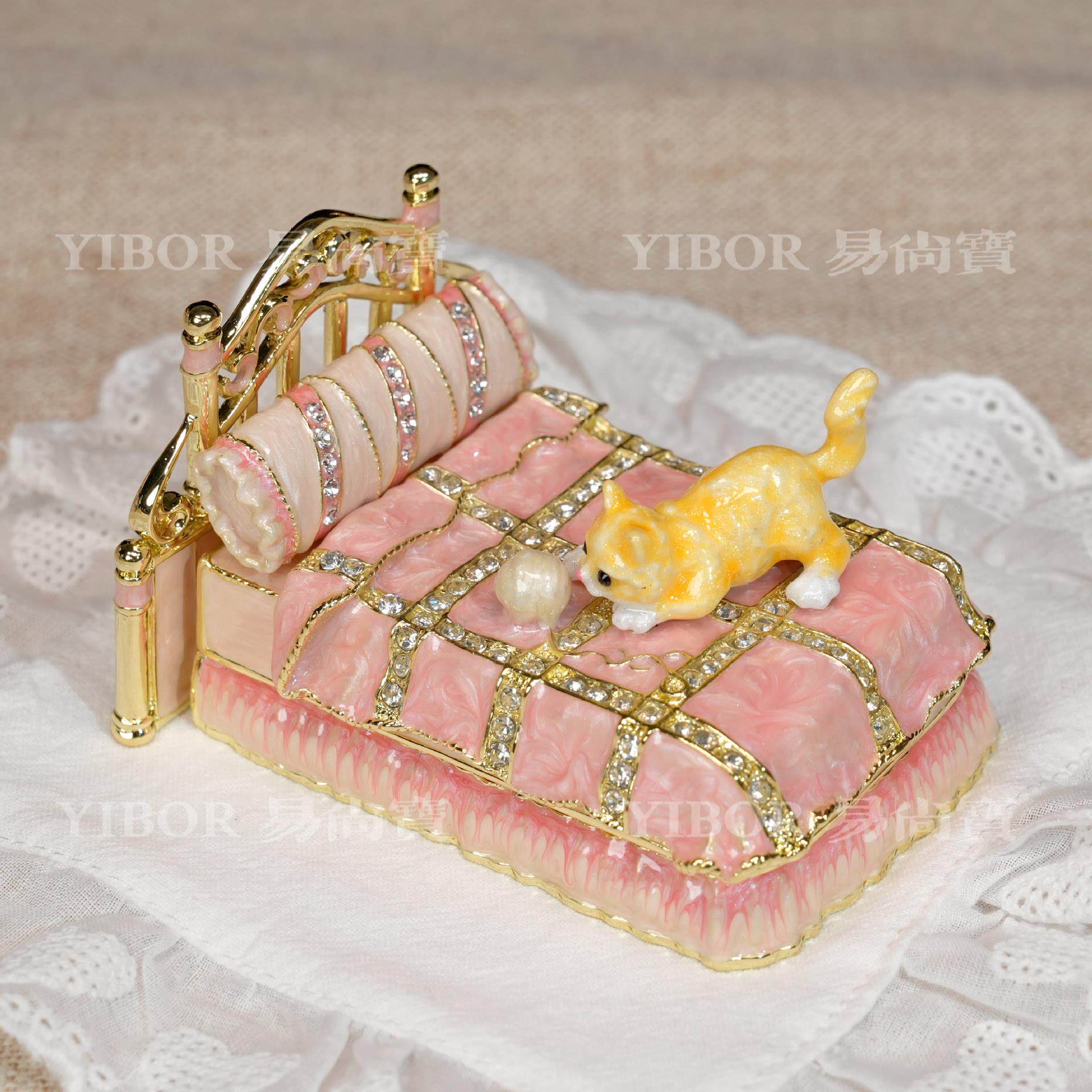 金属珐琅首饰盒磁吸式可开合镶钻手绘可爱猫咪小床桌面摆件礼品