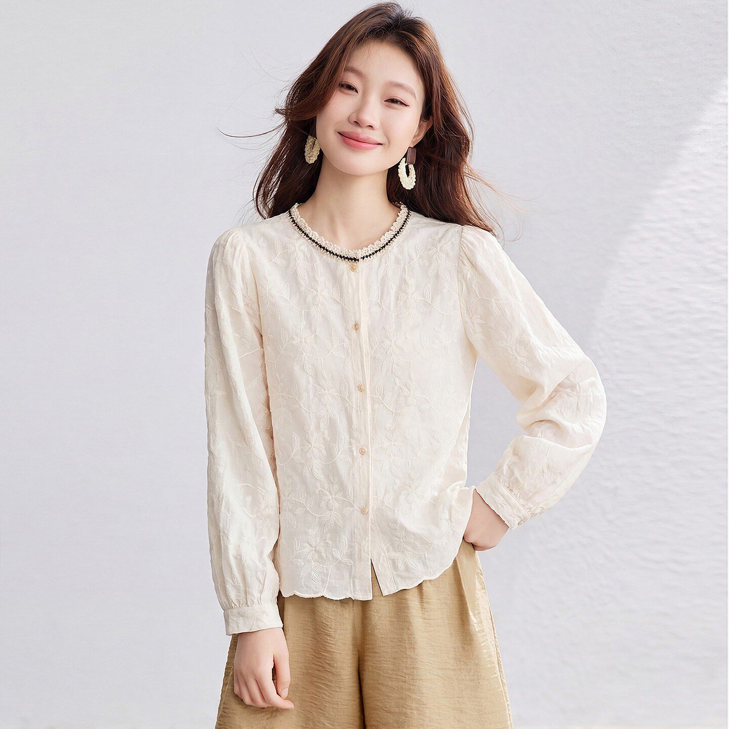 2026年新款春装衬衣女高级感轻奢超火减龄洋气圆领纯棉衬衫上衣女