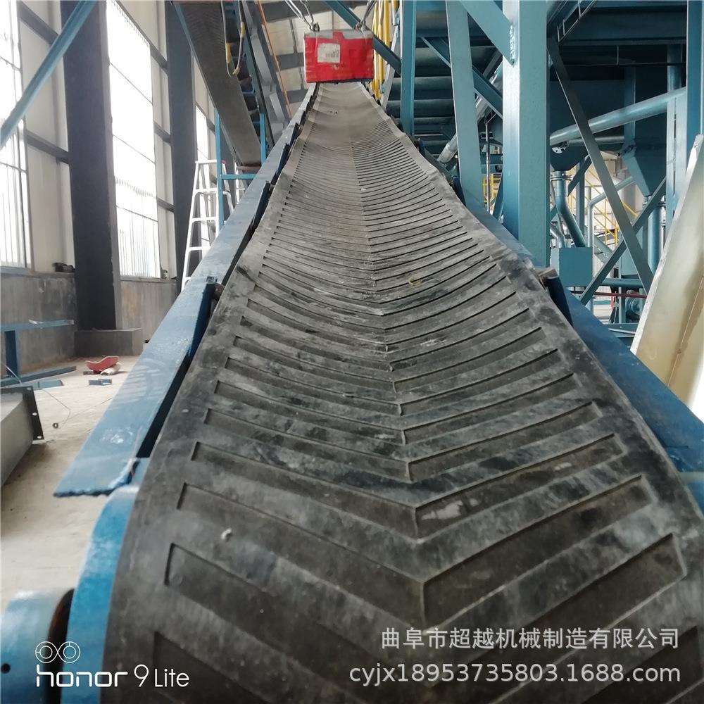 可移动升降式爬坡输送机工业石英砂重型送料机防滑裙边格挡输送机