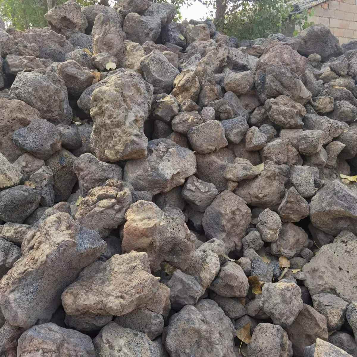 用火火山石生物人工滤批发火填料池料水大块山岩处理造景湿地山石