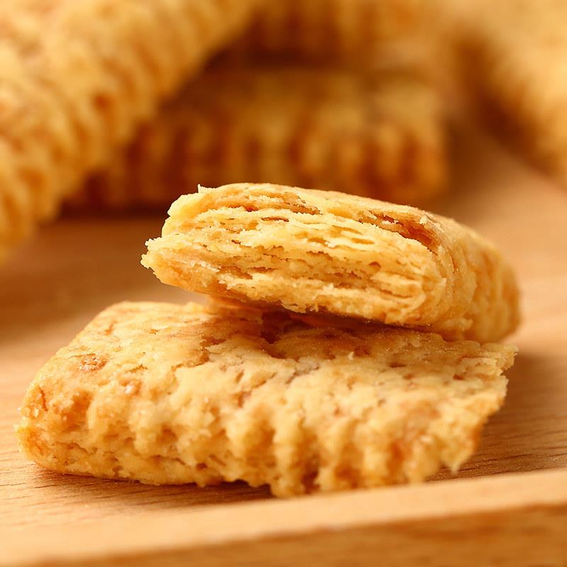 现货老杨咸蛋黄饼零食零食独立包装渴望零食方形薯片网红酥饼100g