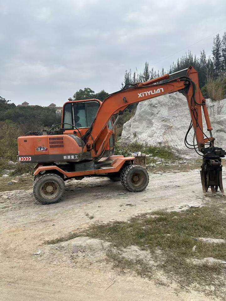 12月23日泉州工程机械设备16年新源75-8轮式挖掘机一辆带挖斗带旋转夹子网络拍卖公告