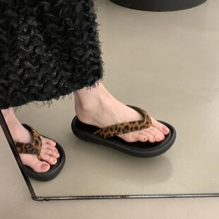 拖鞋女夏外穿防滑防臭高颜值豹纹人字女夏季新款外穿厚底夹脚沙滩