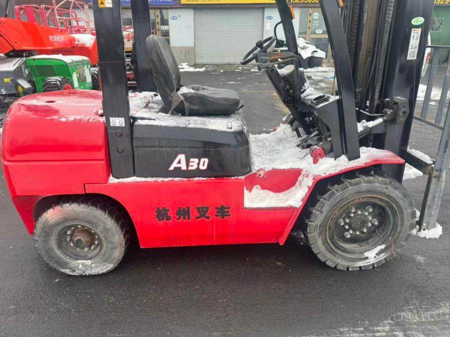 1月14日乌鲁木齐委托资产处置杭州叉车一台,起升3节4.5米,国三,合格证齐全,性能完好网络拍卖公告