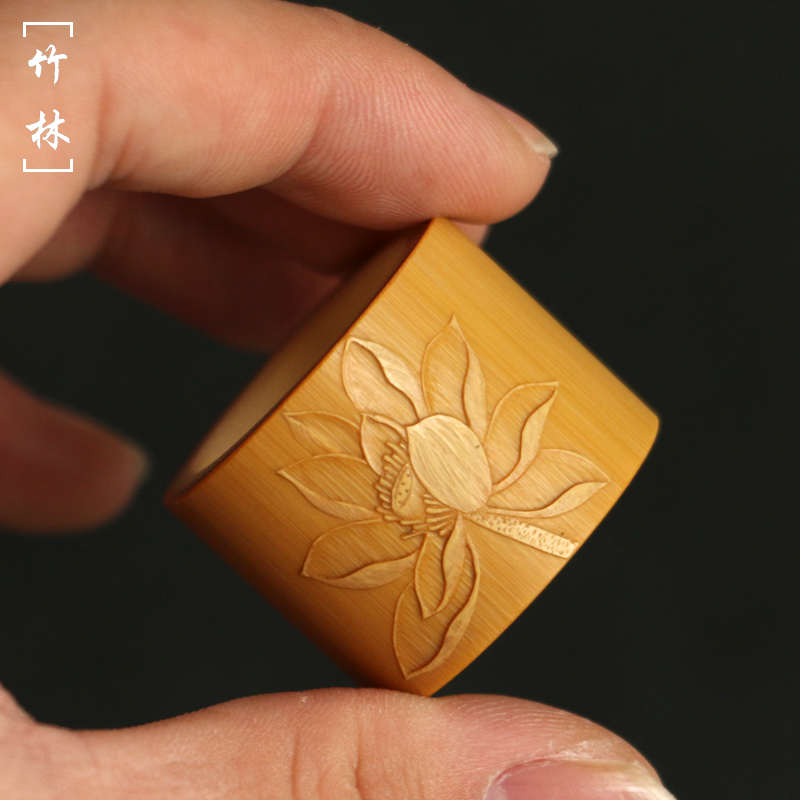 精品名家戚挺飞纯手工留青雕刻莲花玉竹扳指手把件竹雕小件竹指环