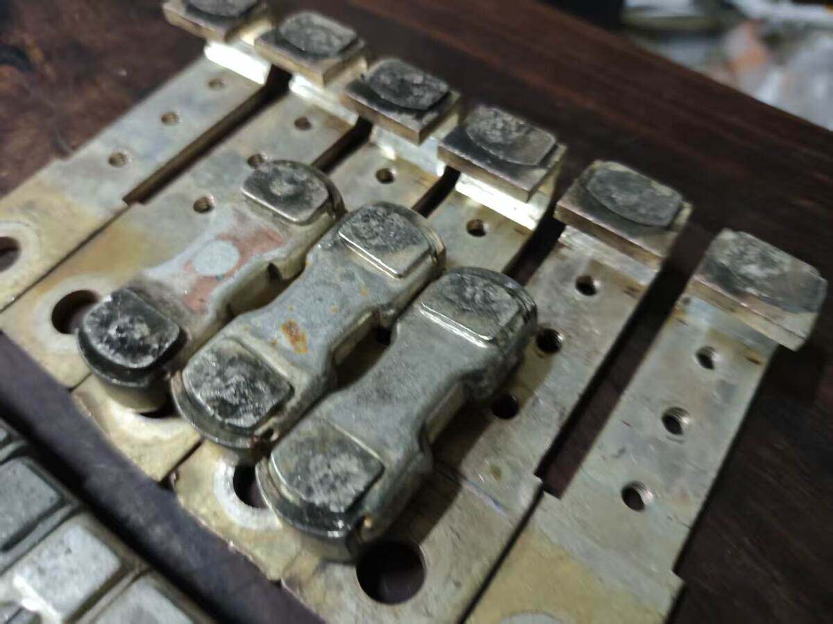 5月8日北京【京械6814】单位淘汰报废处置电力设备接触器银触点一批27只（具体以实物为准，非专业人士谨慎竞拍）网络拍卖公告