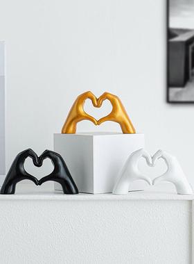 电视柜台面装饰摆件新款比心爱心金色手势摆件桌面客厅家居创意装