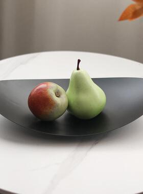 极简几何弧形果盘摆件设计师款简约瓜子零食收纳盘样板房酒店饰品