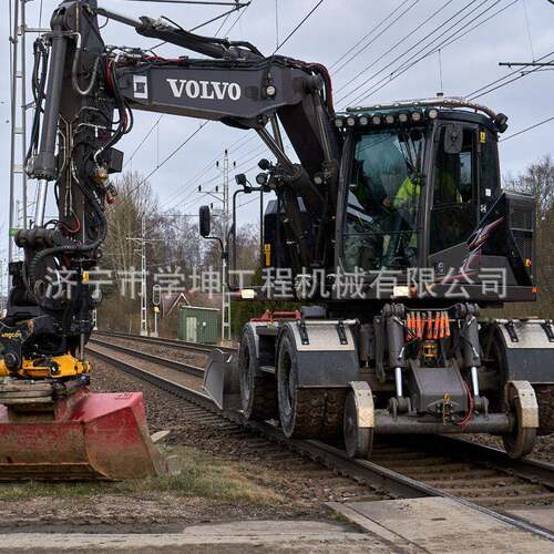 铁路轨道轮改装跑钢轨的挖机带刹车系统的底盘机械底盘改装