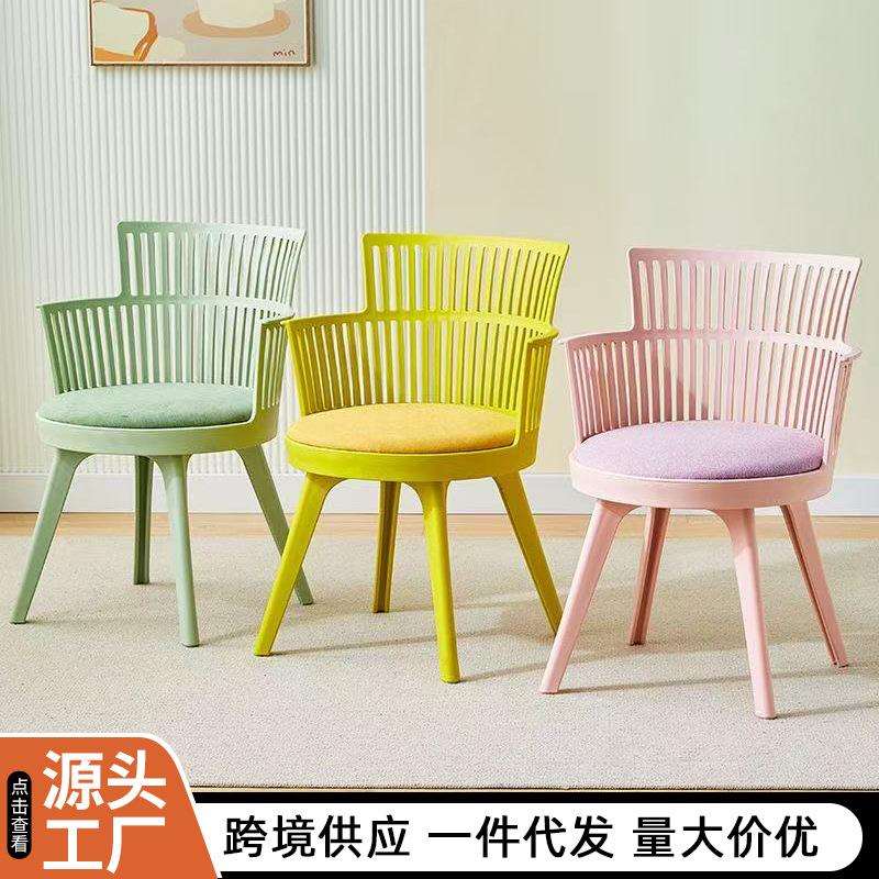现代简约家用餐椅欧式轻奢靠背塑料椅子网红带坐垫加厚休闲椅