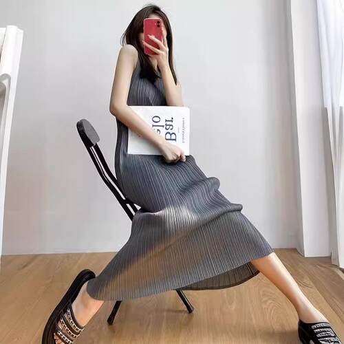 Miyake style sleeveless mid to long base bag, hip skirt,