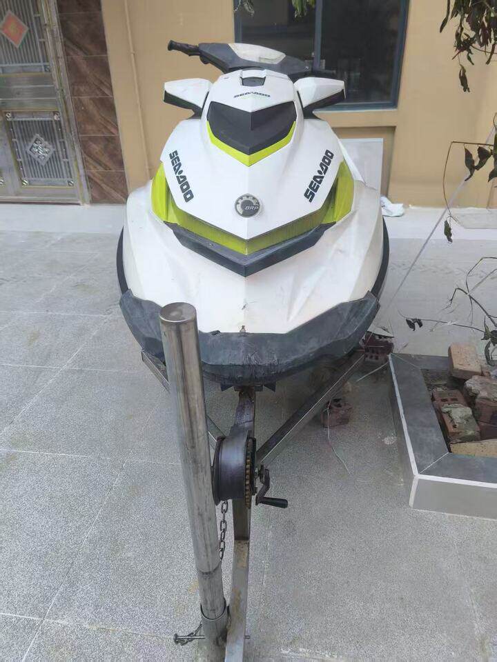 20年下水庞巴迪130摩托艇