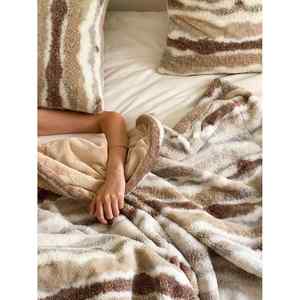 XEI3时尚轻奢玛吉拉F768T698毛盖毯冬毯季名兔保宿沙发盖毯黑白风