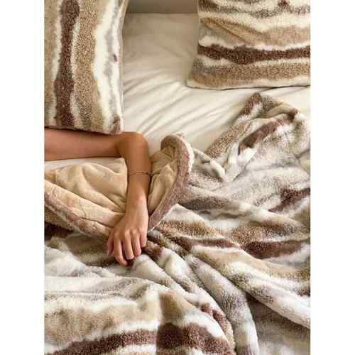 XEI3时尚轻奢玛吉拉F768T698毛盖毯冬毯季名兔保宿沙发盖毯黑白风