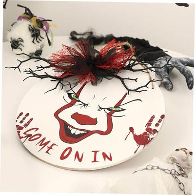 Halloween decorations clowns hang on doors and walls装饰门挂