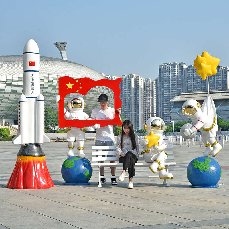 大型玻璃钢宇航员雕塑酒吧商场学校科技馆太空人模型主题美陈摆件