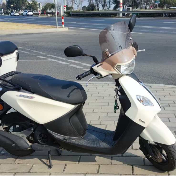 摩托车电动车挡风玻璃三轮车风挡巧格i125亚克力PC透明有色挡风板