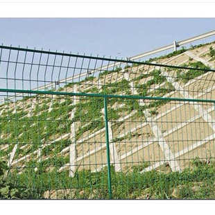 高速公路护栏网  车间隔离网、球场护栏网、篮球场围栏、工地护栏