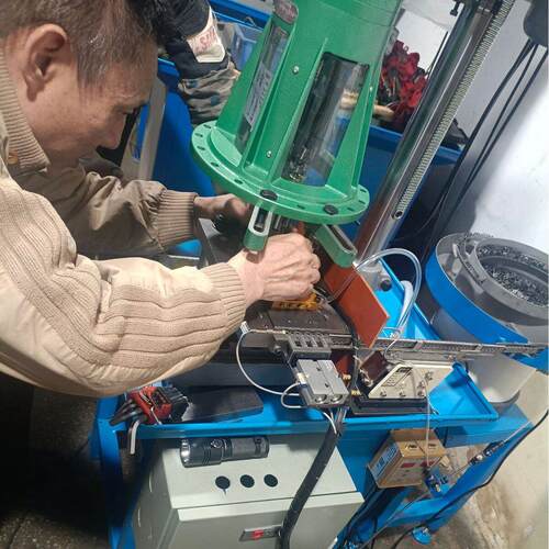 东莞厂家直供全自动攻牙机振动盘攻牙机自动攻丝机转盘式钻攻两用