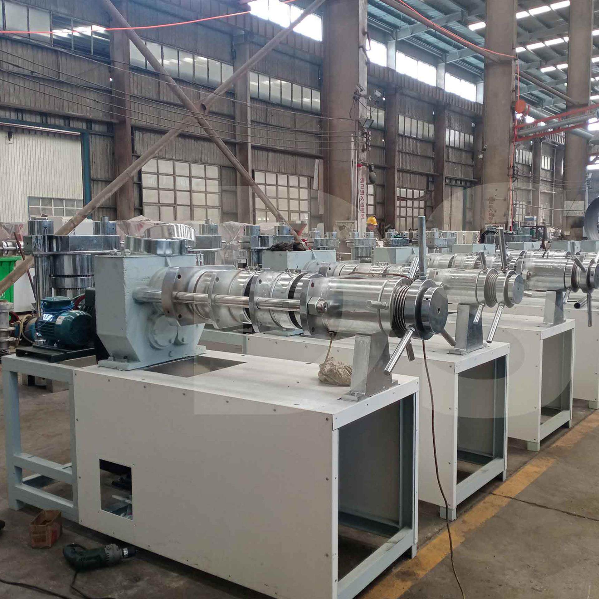 大豆冷螺旋榨油机葵花籽榨油机小作坊榨油机花生油榨油机现货