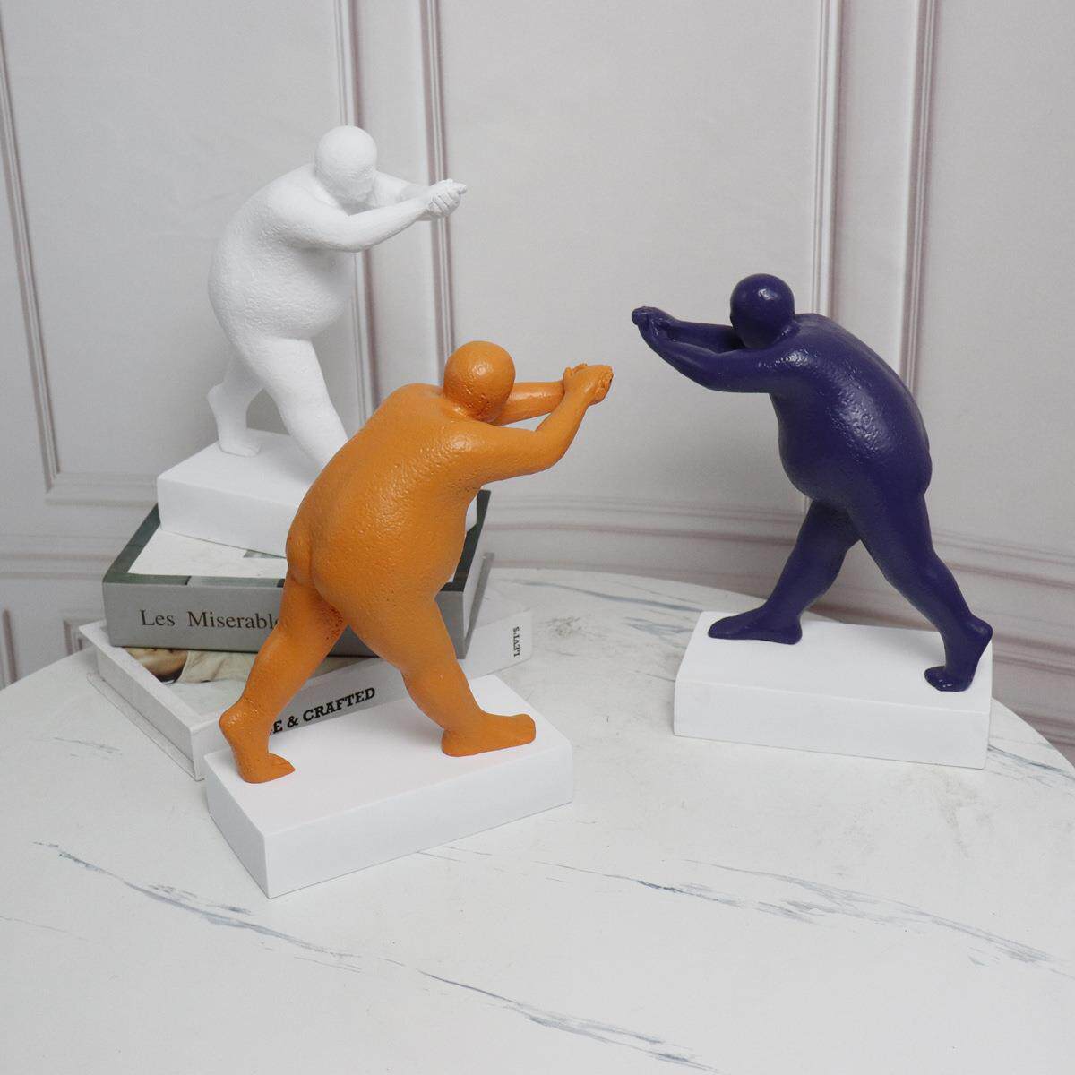 现代简约创意平人物衡雕塑人摆像摆件样板1房楼处酒售柜软装饰品