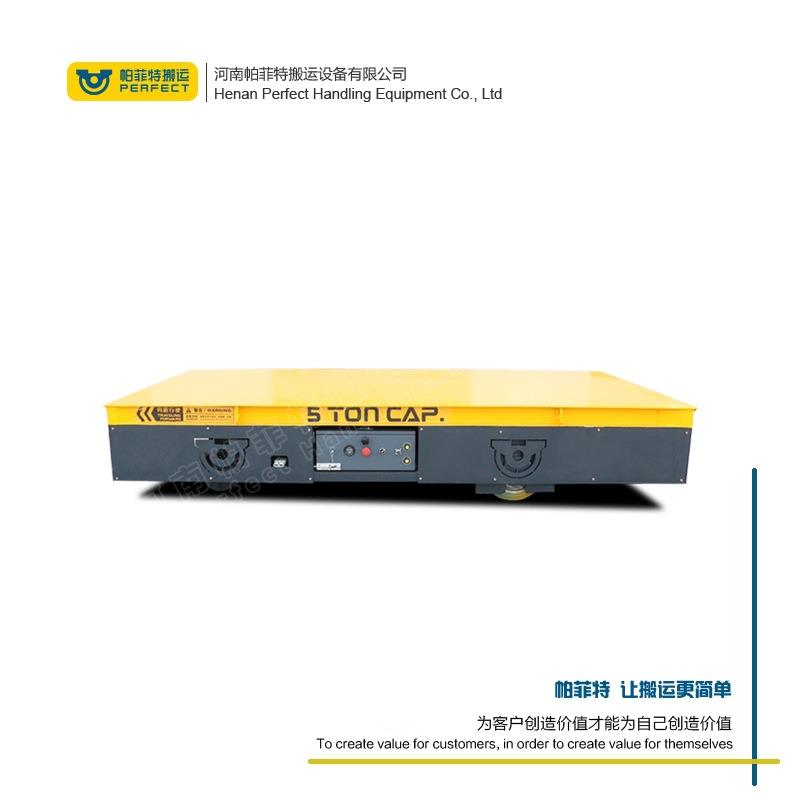 在S形轨道和弧形轨道上搬运货物的低压电动平车