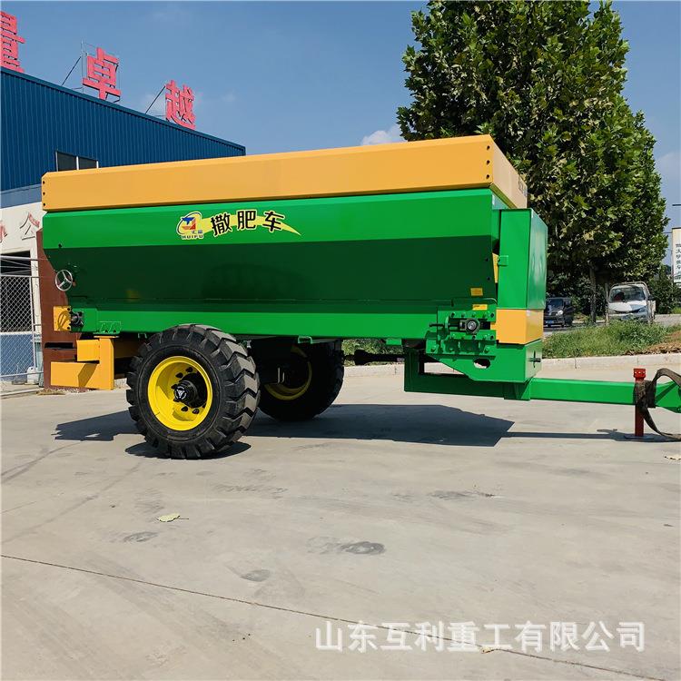 果园自走式撒粪车干湿两用牛粪水撒肥机32马力抛粪污水三轮撒粪车