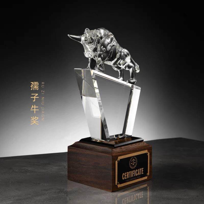 创意水晶马头狮子牛狼老鹰树奖杯高度实木年会颁奖优秀员工奖牌