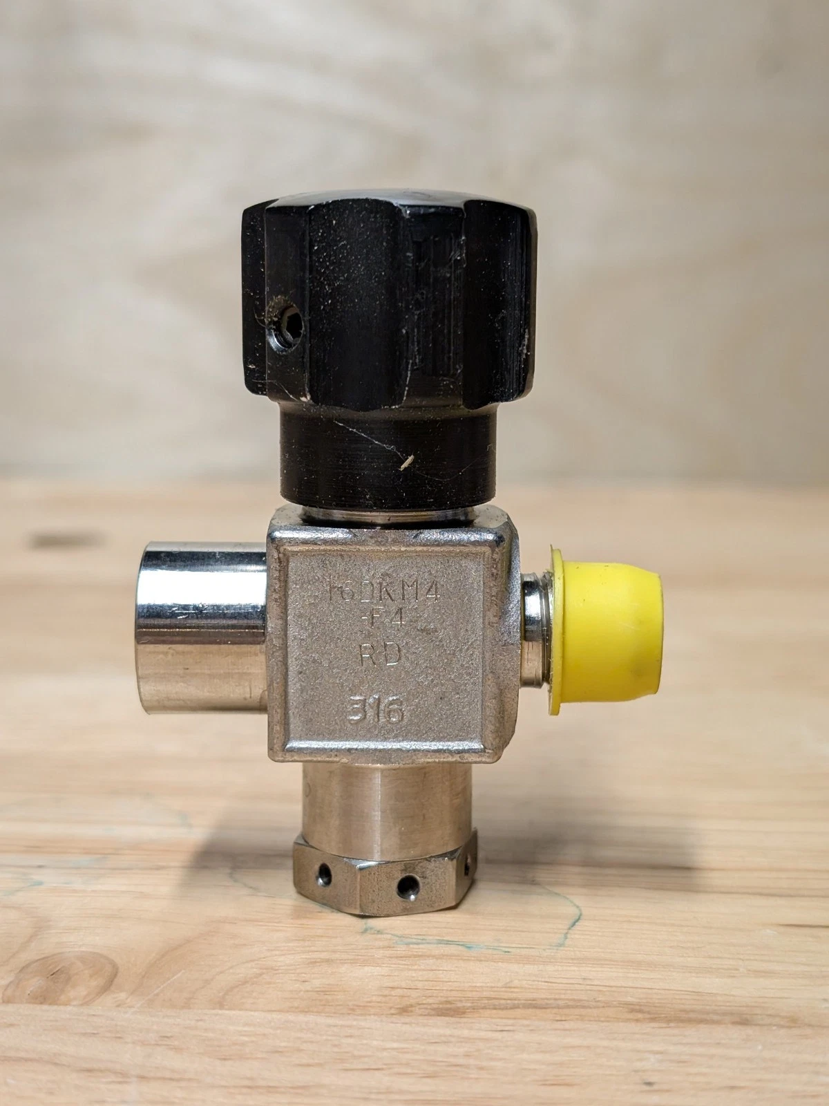 世伟洛克 SS-16DKM4-F4 针阀 2850psi 防