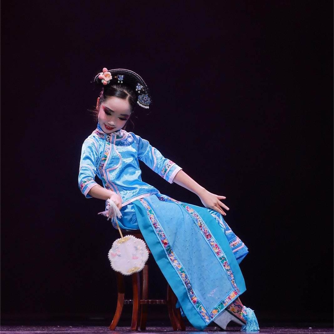 小兰花奖俏灵儿演出服儿童舞蹈服还珠格格服清朝满族服饰宫廷旗服