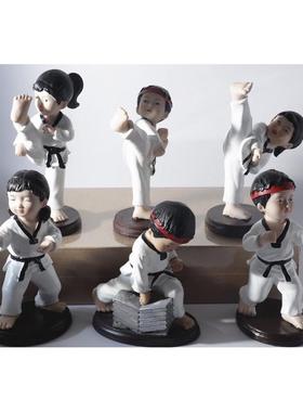树脂工艺品小跆拳道人物模型女侧踢腿武术蛋糕装饰创意摆件送礼