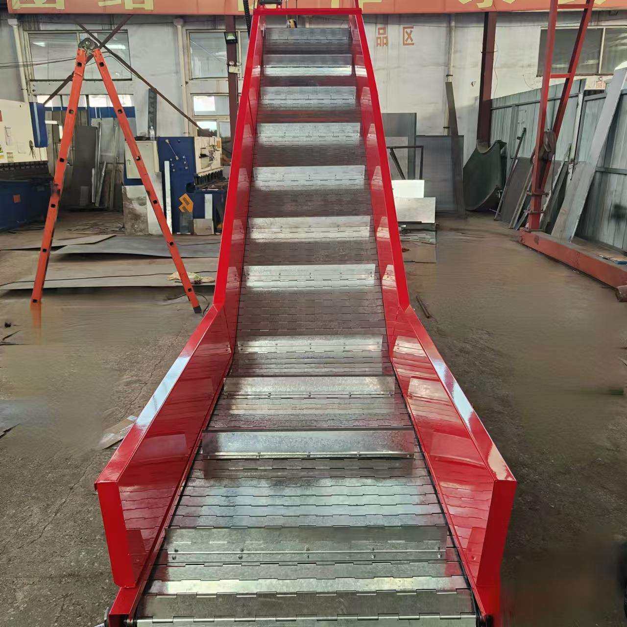 提升上料机链板爬坡提升机带挡板上料传送带工业用重载爬坡输送机