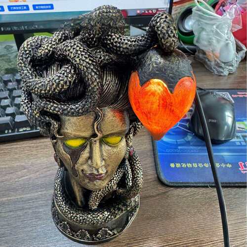跨境Medusa Table Lamp美杜莎台灯雕像神话怪物哥特式树脂装饰品