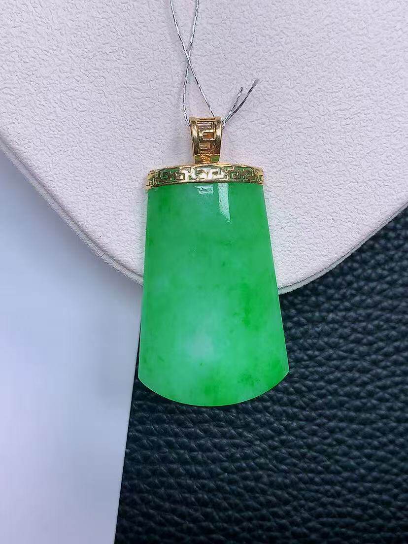 天然真品翡翠正品 水润细腻气质18k金镶嵌冰阳绿满阳色无事牌吊坠