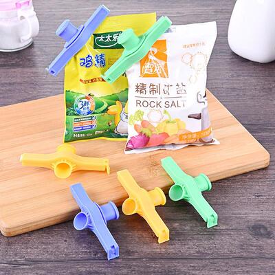 Mouth sealing clip for milk powder and seasoning plastic bag