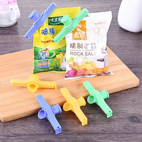 Mouth sealing clip for milk powder and seasoning plastic bag