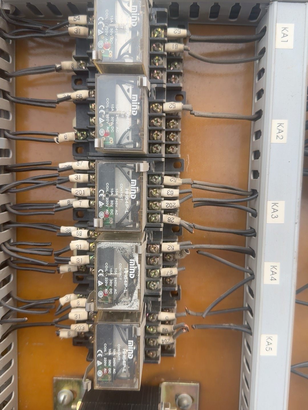 大电流中间继电器HH64P，4开4闭，触点电流10A，线圈电