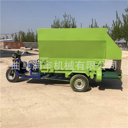 五方刮板出料柴油撒料车养殖场粉碎搅拌撒草车25马力三轮饲喂车