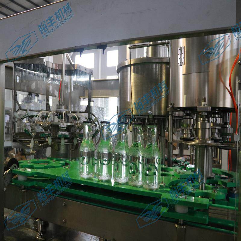 玻璃把手瓶颗粒果汁三合一灌装机2000瓶每小时四旋盖果汁灌装机