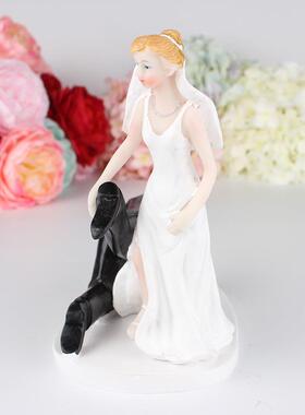 创意树脂人偶摆件 摆台装饰 节日礼品 蛋糕人偶 女拖男腿 逃婚的