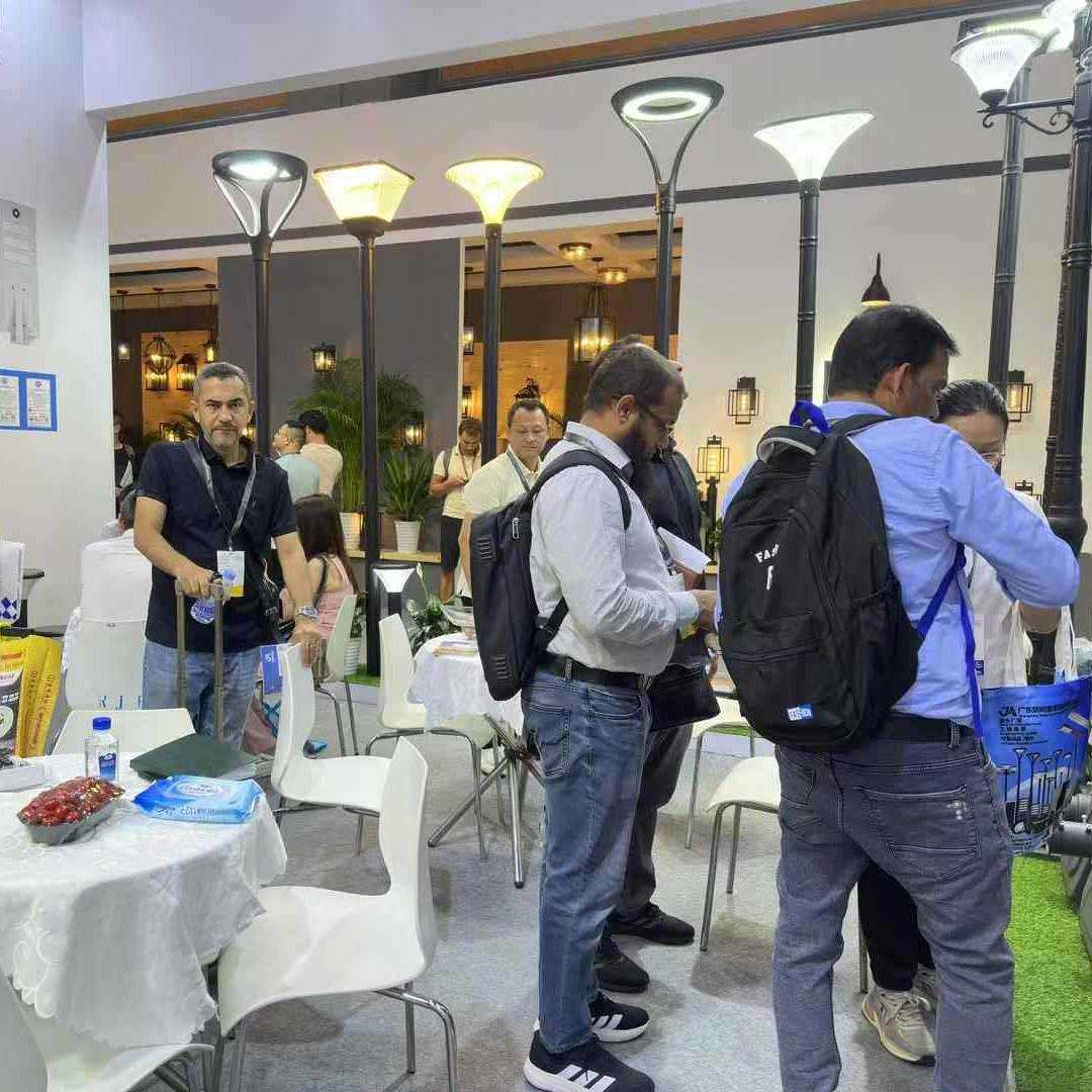 太阳能一体化路灯家用人体感应户外庭院灯天黑自动亮新农村照明灯