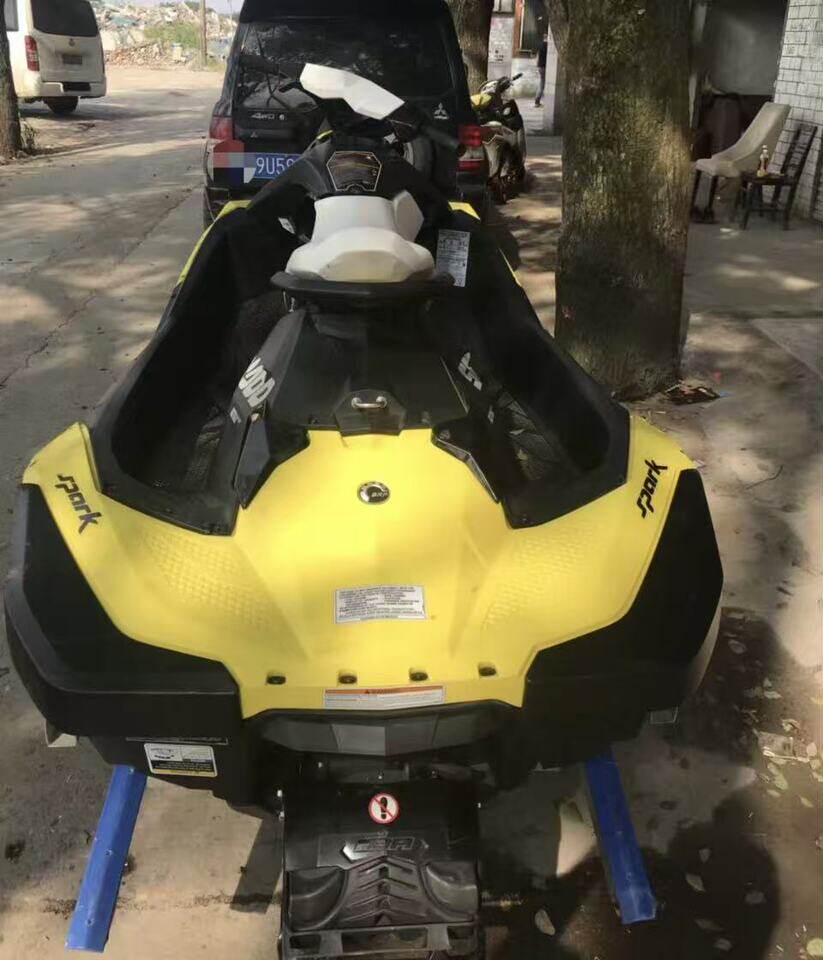 22年下水摩托艇庞巴迪火花90