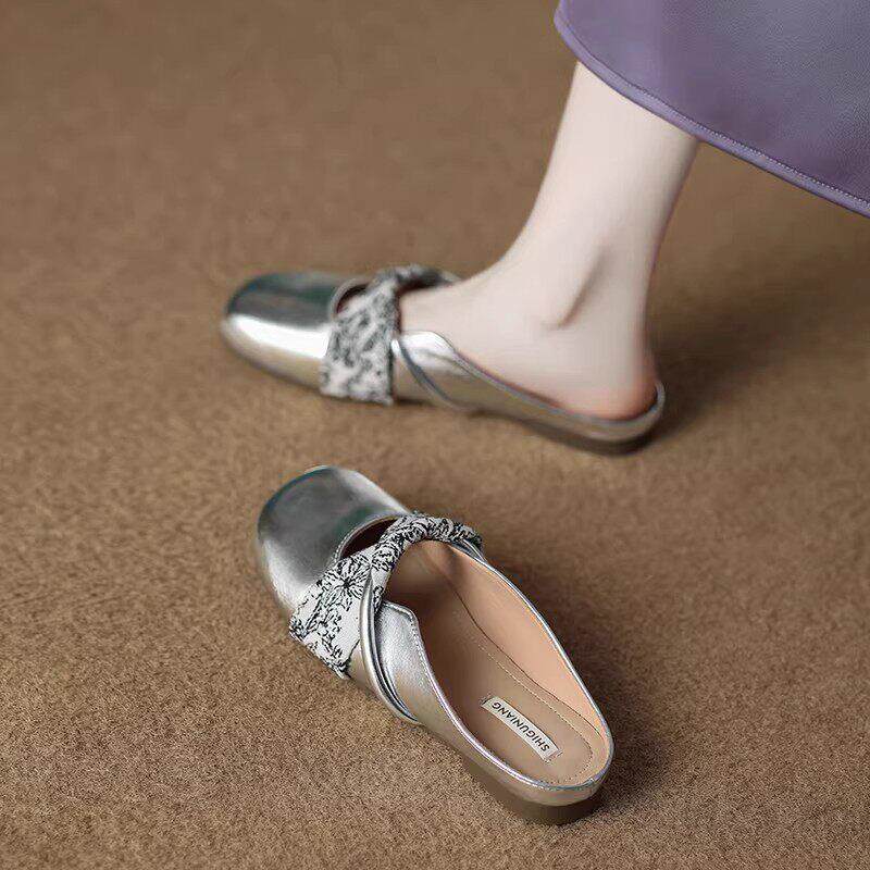 香港真皮银色包头半拖鞋女夏外穿2026新款软底平底一脚蹬勃肯凉拖